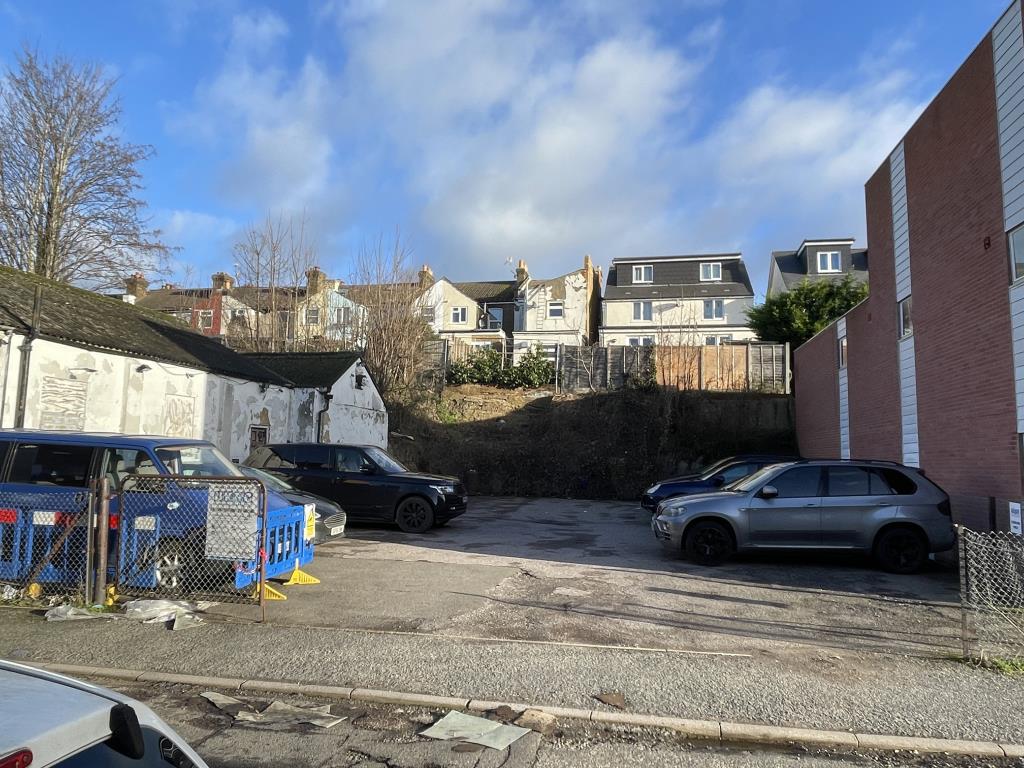 Lot: 102 - EXISTING COMMERCIAL SITE & BUILDINGS CURRENTLY LET WITH PREVIOUS PLANNING FOR 14 FLATS - 